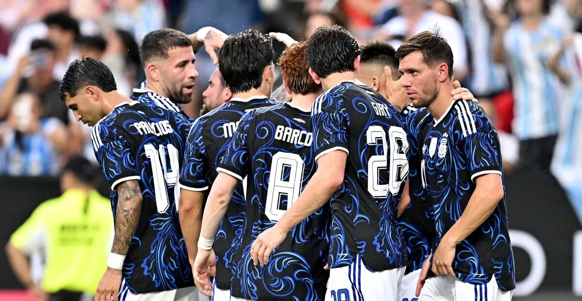 La Selección Argentina superó a Honduras 2-0 en una noche repleta de variantes y debuts.