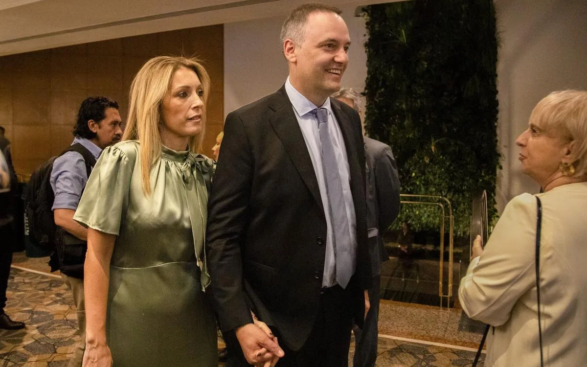 Ajuste para todos menos para el vocero: Adorni y su esposa se adhirieron al beneficio de Inocencia Fiscal.