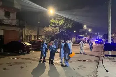 Hallazgo macabro en la capital: una mujer fue encontrada muerta dentro de un automóvil incendiado.