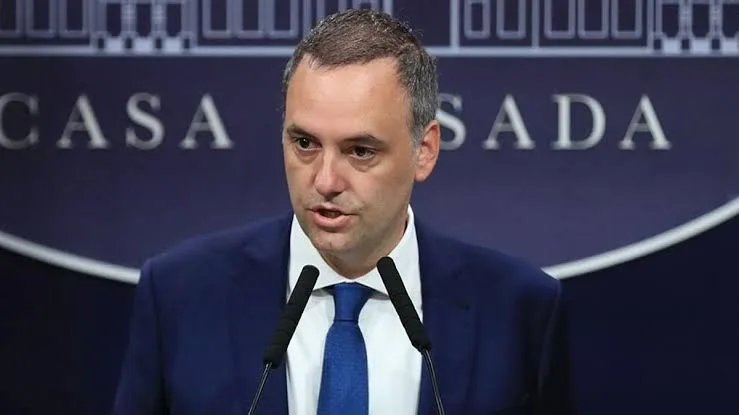 Polémica por los gastos de Adorni: investigan una factura por más de $8 millones en ropa de cama.