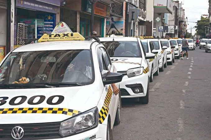 Con críticas y reclamos, aprobaron un nuevo aumento para los taxis en la capital.
