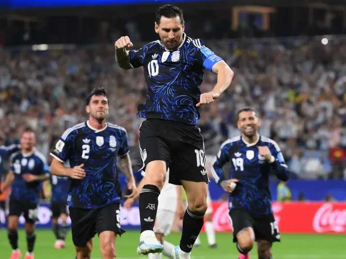 Argentina cerró la fase de grupos como quería: victoria, gol de Messi y liderazgo.