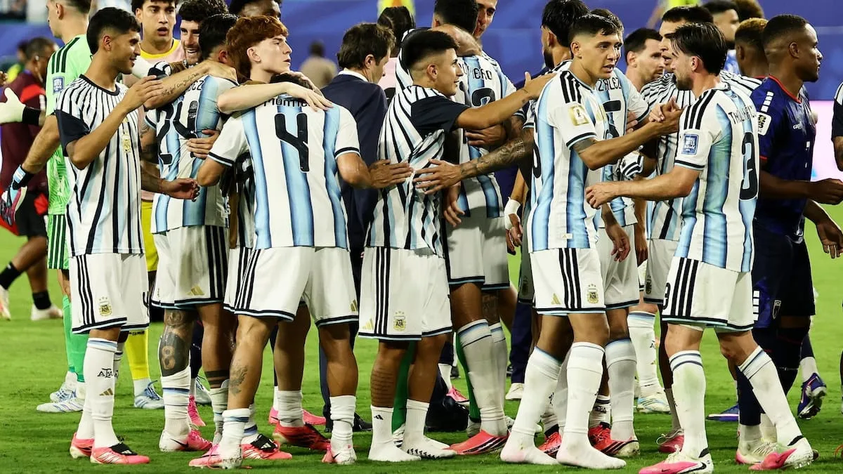 Argentina ganó un partido para el infarto y selló su clasificación a octavos.