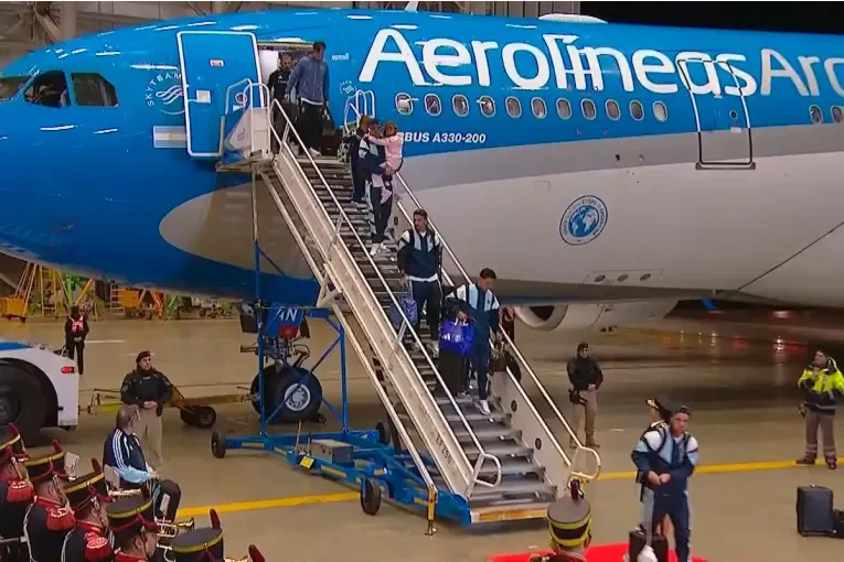 Argentina recibió a sus héroes: el plantel ya está en Ezeiza tras el subcampeonato mundial.