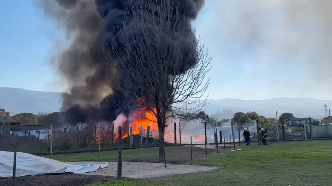 Un incendio de grandes dimensiones puso en alerta a vecinos de Yerba Buena.