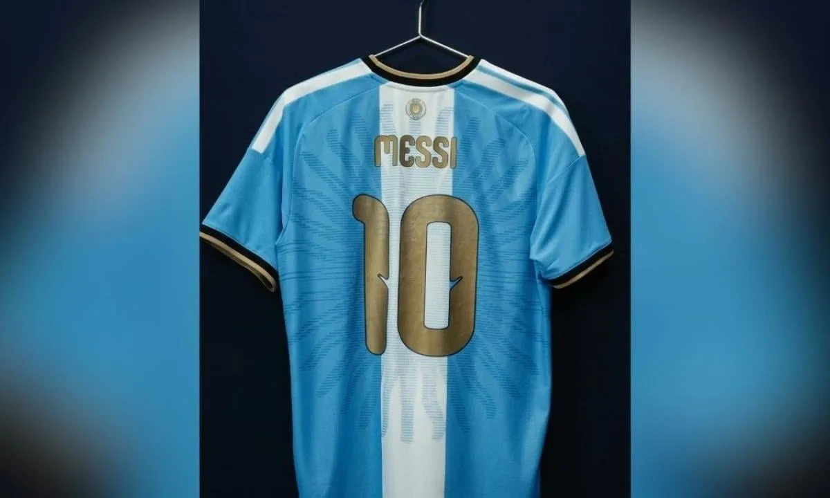 Cuenta regresiva para el adiós: Messi presentó la camiseta de su último partido con Argentina.
