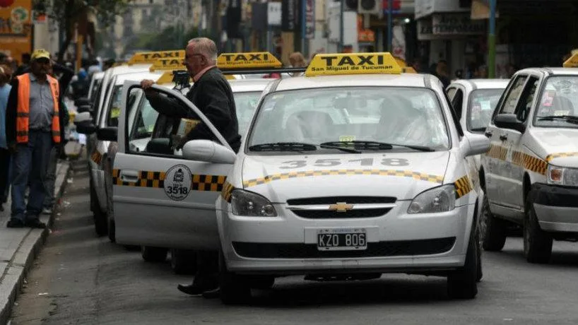 Tensión en la Capital: taxistas protestaron contra las apps y reclamaron mayores controles.
