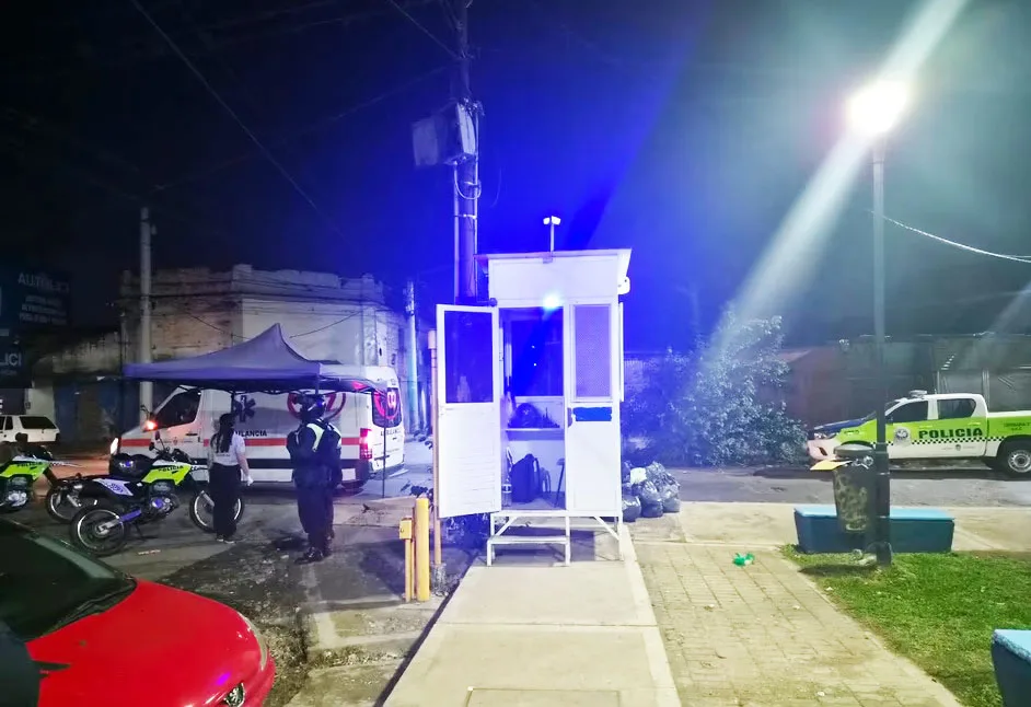 Un agente de policía baleado en una garita: investigan a un efectivo de la fuerza.