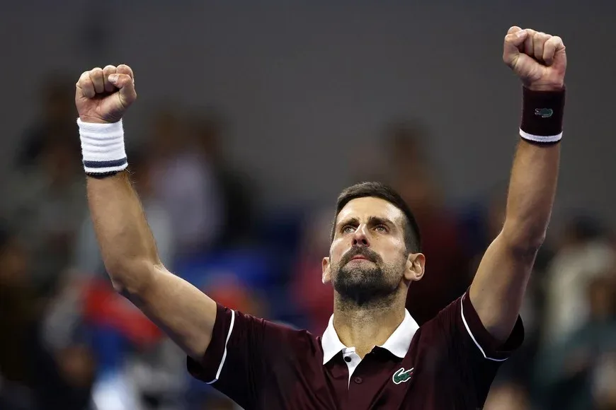 Novak Djokovic conquista Pekín por séptima vez beneficiado por la retirada de De Miñaur.