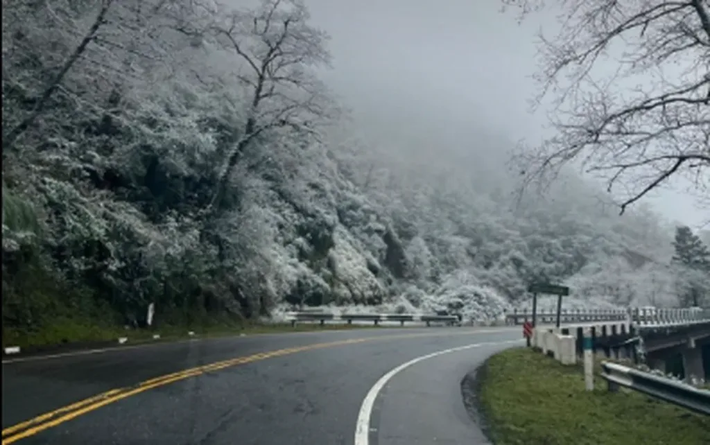 Nieve, hielo y neblina: interrumpieron el tránsito en la ruta a los Valles.