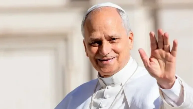 León XIV dejó el hospital y regresó al Vaticano tras la cirugía pulmonar.