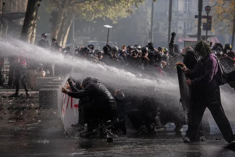Caos y saqueos en Francia: el gobierno de Macron exige toques de queda urgentes.