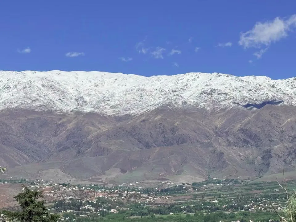 La nieve volvió a sorprender en Tucumán: el cerro Muñoz quedó completamente cubierto de blanco.