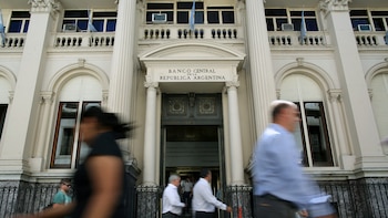 Los bancarios lograron un nuevo aumento alineado con la inflación y el sueldo inicial marca otro récordLa Asociación Bancaria, que lidera Sergio Palazzo, firmó con las cámaras empresariales una mejora salarial del 2,6% para abril, que elevará a $2.319.195,20 el ingreso mínimo del sector