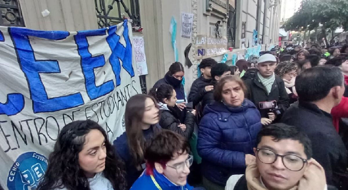 Tensión en la escuela Normal: cruces entre padres y policías durante una sentada de alumnos que exigen mejoras